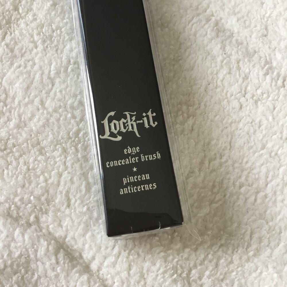 Kat Von D Lock-It Edge Concealer Black Brush - Picture 3 of 15